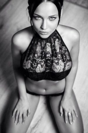 Faut que je défonce un mec ce soir Rym - rencontre-Dominatrice-Annecy