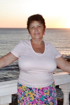 Reine des abeilles cherche son drone Jeanne - rencontre-Cougar-Calais